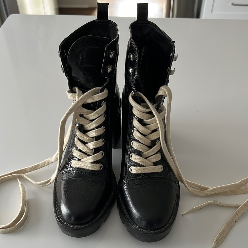 MARC FISHER COMBAT BOOTS W/ CHUNKY HEELS. BLACK PATENT LEATHER US 6